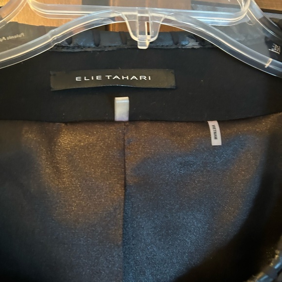 Elie Tahari fitted black blazer with piping, size 10 - Picture 2 of 4